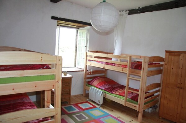 5 chambres, fer et planche à repasser, Wi-Fi, draps fournis