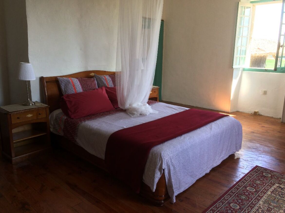 5 habitaciones, tabla de planchar con plancha, wifi y ropa de cama 