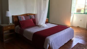 5 habitaciones, tabla de planchar con plancha, wifi y ropa de cama