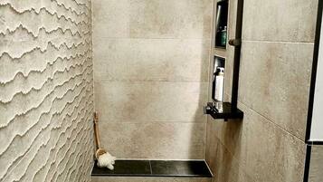 Dusche, Haartrockner, Bidet, Handtücher
