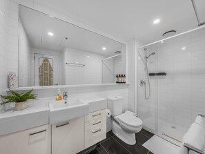 Apartment | Bathroom - Stunning 2-bed Apartment With City Views (Melbourne)