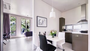 A modern kitchen with a dining area, large windows, and a pendant light. - L'art de la vie Art & Resorts (Icheon)