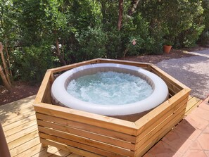 Outdoor spa tub - Villa or vacation home (Solliès-Toucas)