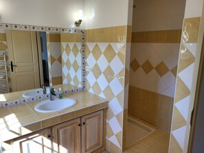 Towels, toilet paper - Villa or vacation home (Solliès-Toucas)