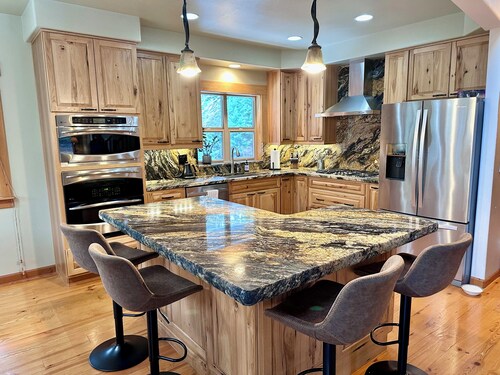 Sierra Lodge - 3 Acres, Hot Tub, Sauna, Theater