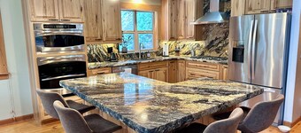 Spacious 6-bedroom estate on 3 acres by Lake Cle Elum w/ Sauna, Hot tub, Theater