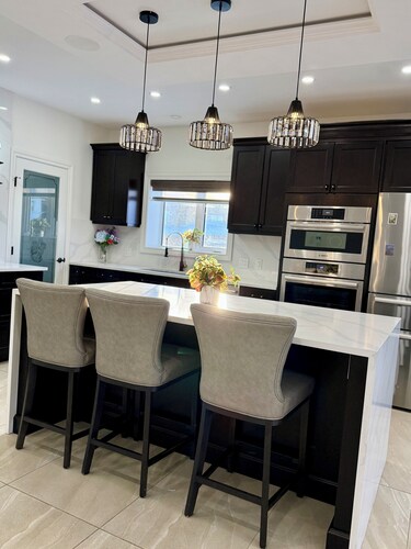 Luxury Retreat - large and cozy 4-bedroom with stunning mountain views.