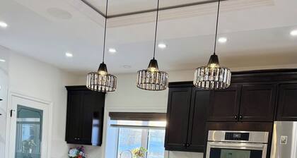 Luxury Retreat - large and cozy 4-bedroom with stunning mountain views.