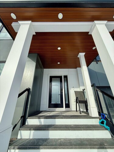 Luxury Retreat - large and cozy 4-bedroom with stunning mountain views.