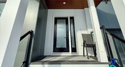 Luxury Retreat - large and cozy 4-bedroom with stunning mountain views.