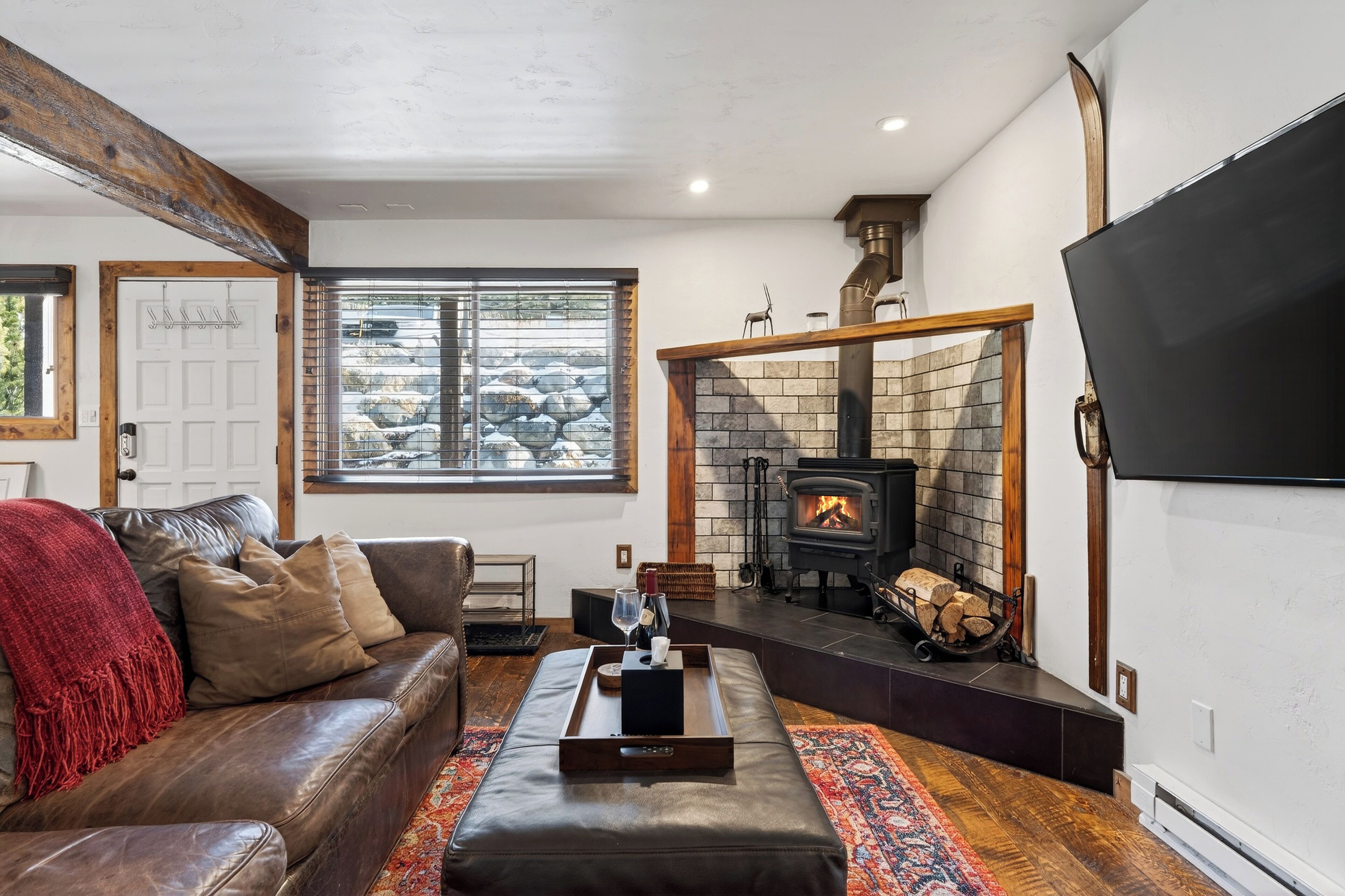 Una Smart TV, una chimenea