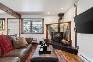 Smart TV y chimenea 