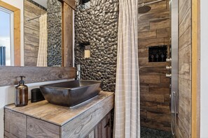 Shower, hair dryer, towels - Cozy Avon Condo + Mtn Views + Near Beaver Creek | Eagle Valley Haven (Avon)