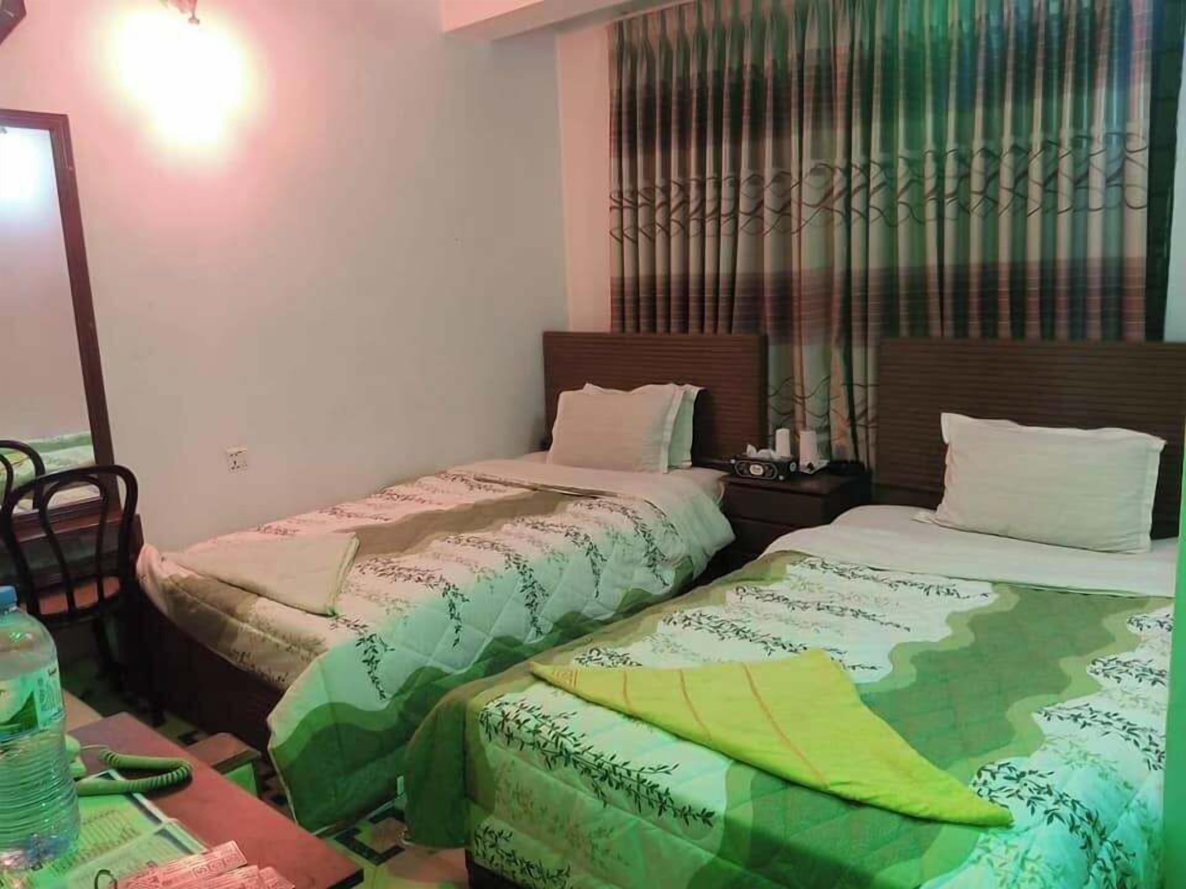 Habitación Deluxe con 1 cama matrimonial o 2 individuales | Baño | Amenidades de baño gratuitas, toallas, jabón, shampoo 