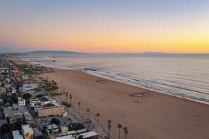Beach - 3-Min Walk to Beach | Patio +Firepit + BBQ + EV Charger | Venice Veranda (Los Angeles)