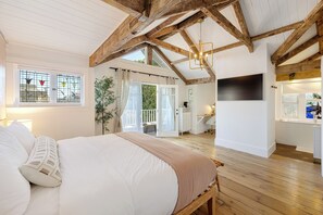 4 makuuhuonetta, työpöytä, ilmainen Wi-Fi, vuodevaatteet