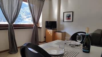 Appartement, vue jardin | Coin séjour | TV connectée de 23 pouces avec chaßnes par cùble