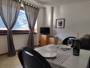 Apartamento, vistas al jardín | Zona de estar | Smart TV de 23 pulgadas con canales por cable