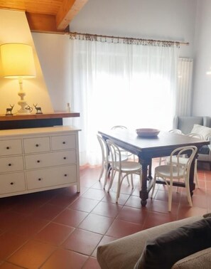 Family Apartment, Balcony, Mountain View | Ruang tamu | 23 inci sebuah televisyen pintar dengan kabel 