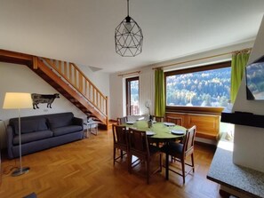 Appartement, balkon, uitzicht op bergen | Woonruimte | Een 23-inch smart-tv met kabelzenders