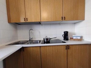 Apartment, Balcony, Mountain View | Dapur peribadi | Pembancuh kopi/teh, kerusi tinggi 