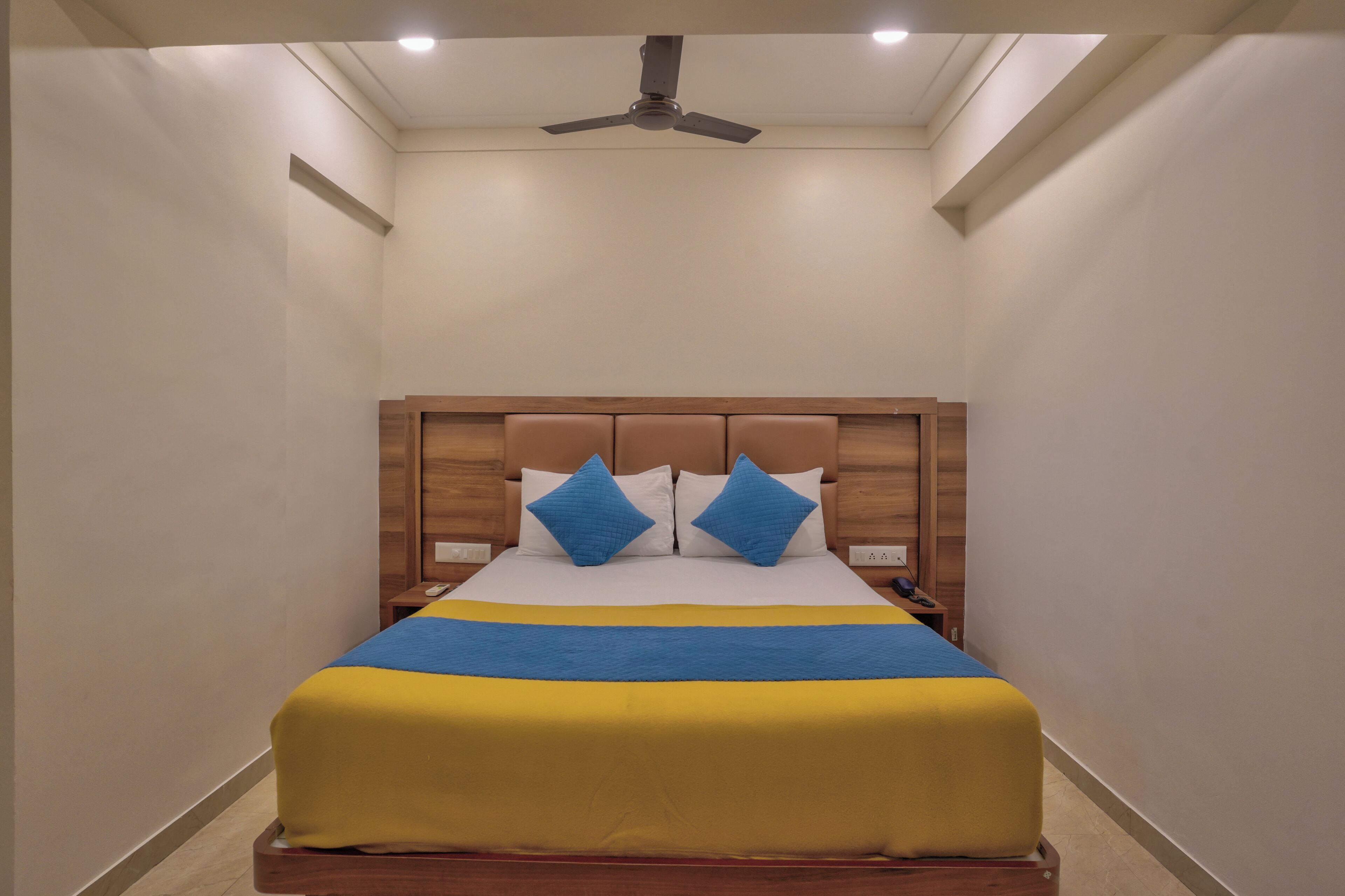 Caja de seguridad en la habitación y escritorio 