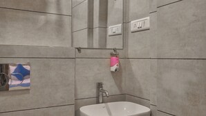 Kamar Double Standar, pemandangan kota | Kamar mandi | Perlengkapan mandi gratis, handuk, sabun, dan sampo