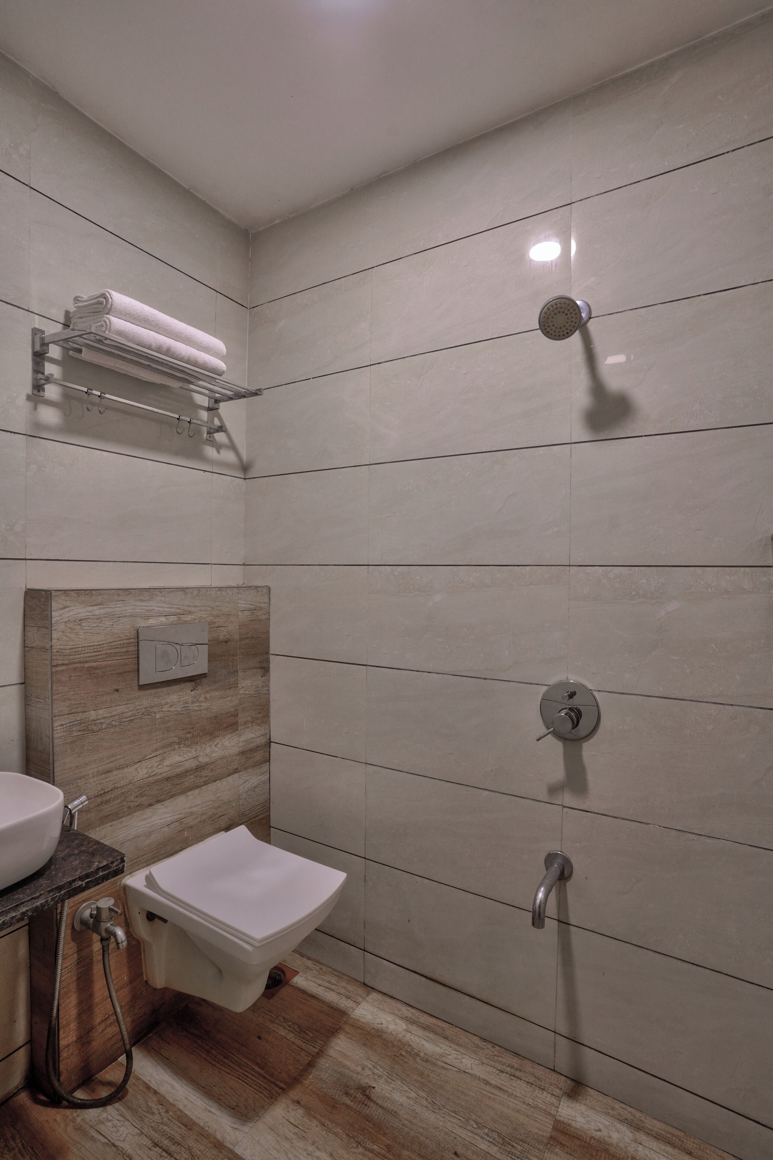 Deluxe Double Room, City View | Bathroom | Free toiletries, towels, soap, shampoo