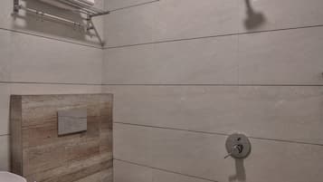 Deluxe Double Room, City View | Bathroom | Free toiletries, towels, soap, shampoo