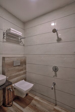 Deluxe Double Room, City View | Bilik Mandi | Kelengkapan dandanan diri percuma, tuala disediakan, sabun, syampu 
