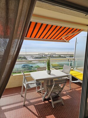 Outdoor dining - SEA-FACING APARTMENT WITH TERRACE (Saint-Hilaire-de-Riez)