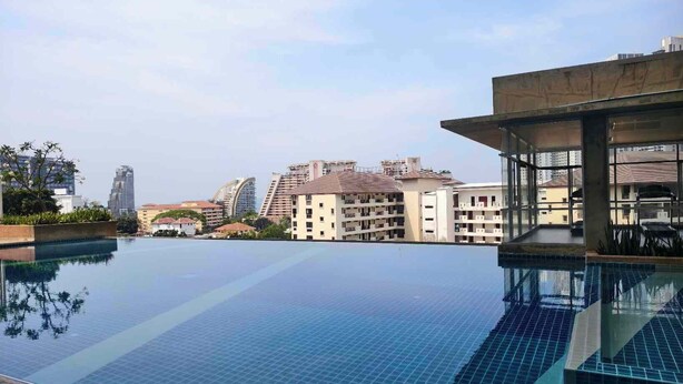 Una piscina infinita en la azotea con vistas despejadas de los edificios circundantes.
