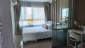 Un dormitorio moderno con una cama, un escritorio y una silla.