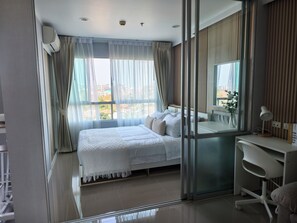 1 bedroom, WiFi - 1-bedroom side sea view 5mins to terminal 21 and Pattaya beach free wifi (Muang Pattaya)