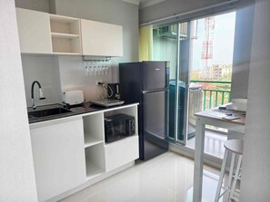 Private kitchen - 1-bedroom side sea view 5mins to terminal 21 and Pattaya beach free wifi (Muang Pattaya)
