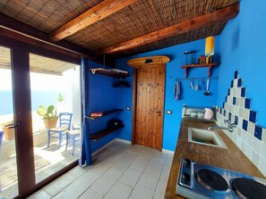 Fridge, oven, cookware/dishes/utensils - Villa am Meer mit exklusivem Pool by Interhome (Marina Serra)