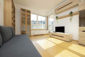 TV, offices - Międzyborska 10 Warsaw | Cozy Apartment | Balcony | PGE Narodowy (Warszawa)
