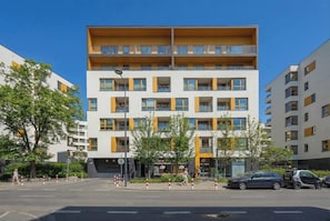 Exterior - Comfortable Apartment | Balcony | Private Parking (Warszawa)