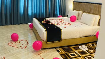 Business eenpersoonskamer | Luxe beddengoed, een minibar, een kluis op de kamer, een bureau