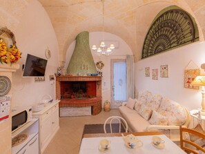 Una televisión, una chimenea
