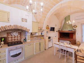 Frigorífico, microondas, horno y lavavajillas