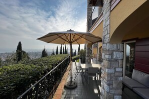 Outdoor dining - Apartment with Lake View and Pool (Toscolano Maderno)