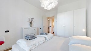 Ein modernes Schlafzimmer mit Bett, Kommode, Schminktisch und Kleiderschrank.