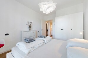 Ein modernes Schlafzimmer mit Bett, Kommode, Schminktisch und Kleiderschrank.