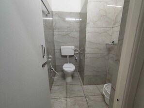 Habitación cuádruple Deluxe, balcón, vistas a la ciudad | Baño