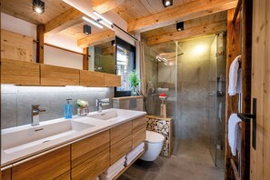 Shower, hair dryer, towels, soap - Modern converted barn with whirlpool in beautiful natural surroundings (Gutach (Schwarzwaldbahn))