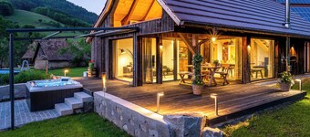 Modern ausgebaute Scheune mit Whirlpool in schöner Natur