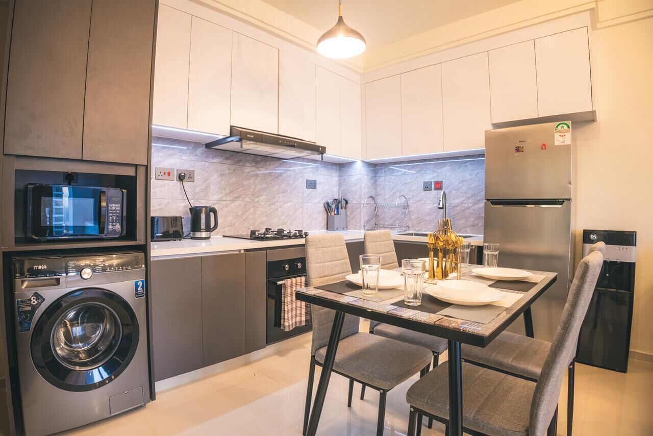 Full-sized fridge, microwave, oven, stovetop