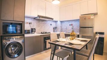 Full-sized fridge, microwave, oven, stovetop