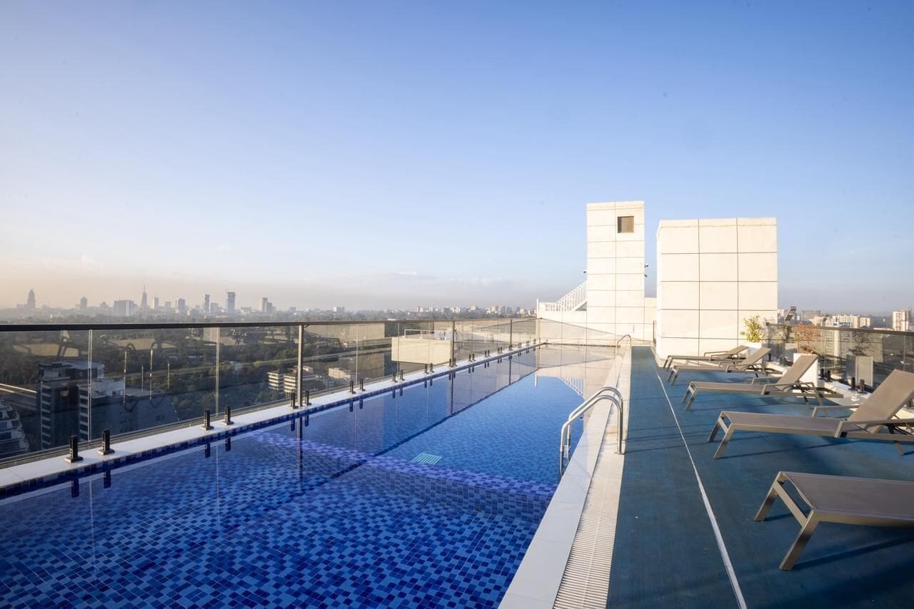 室内游泳池，池畔遮阳伞